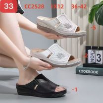 Klapki na koturnie  (36-42/12P)